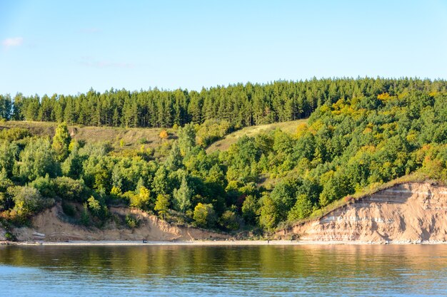 Costa del río Volga en la región media del Volga en la República de Tatarstán. Paisaje otoñal. Fotografiando desde el barco.