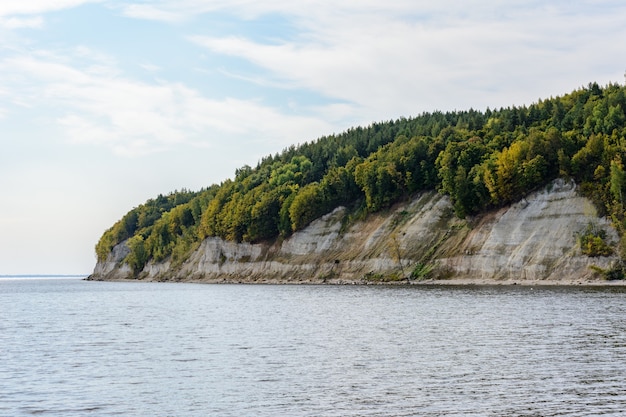 Costa del río Volga en la región media del Volga en la República de Tatarstán. Paisaje otoñal. Fotografiando desde el barco.