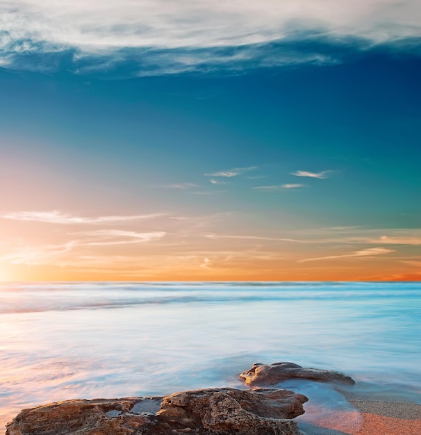 Foto costa rochosa ao pôr do sol na sardenha