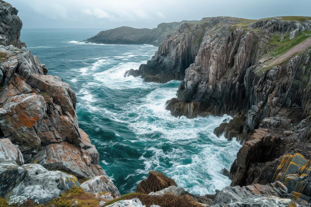 costa rochosa com ondas batendo contra as falésias