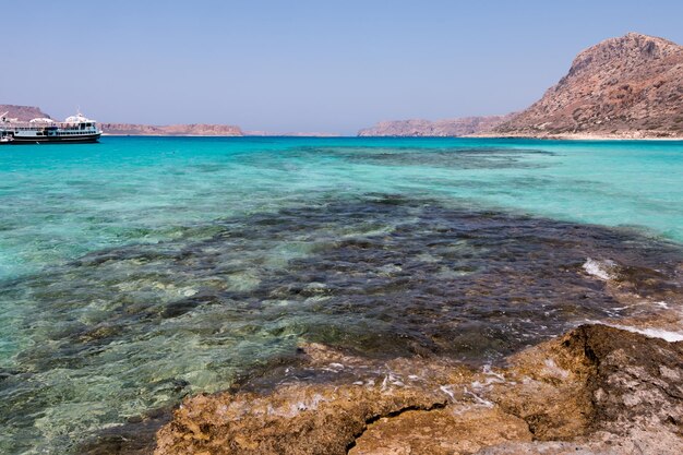 costa rochosa da baía de Balos, na ilha grega de Creta