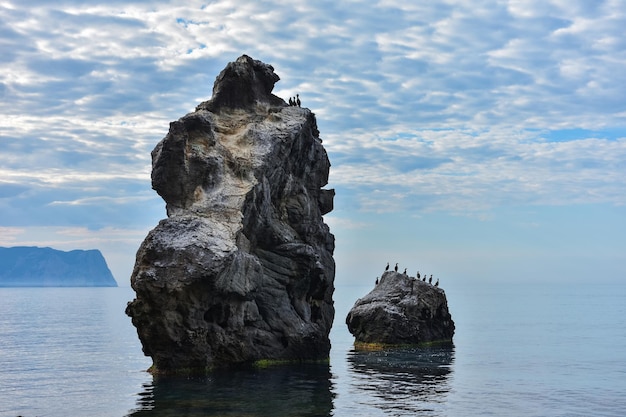 Costa rochosa da paisagem do Mar Negro com rochas nas rochas costeiras saindo do mar