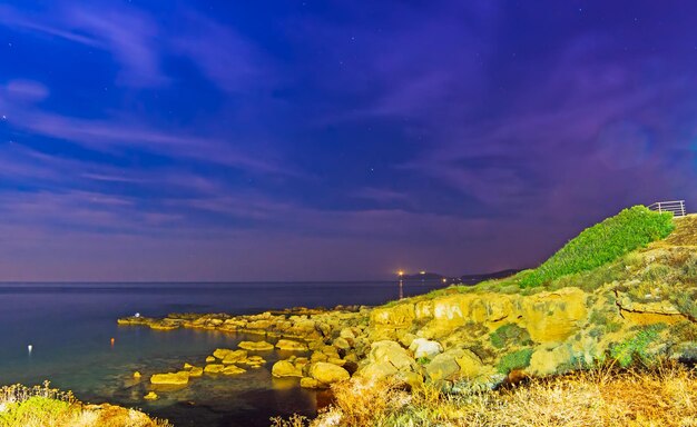 Costa rochosa de Alghero à noite