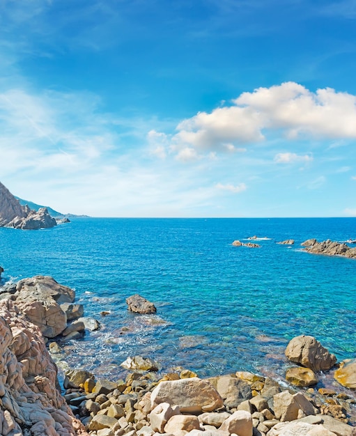 Costa rochosa de Costa Paradiso em um dia nublado