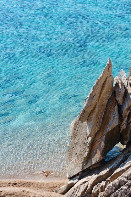 Costa rochosa de verão perto da praia de Platanitsi (Península de Sithonia, Calcidice, Grécia).