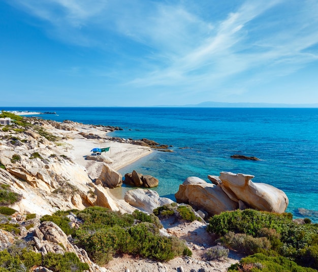 Costa rochosa de verão Sithonia Grécia