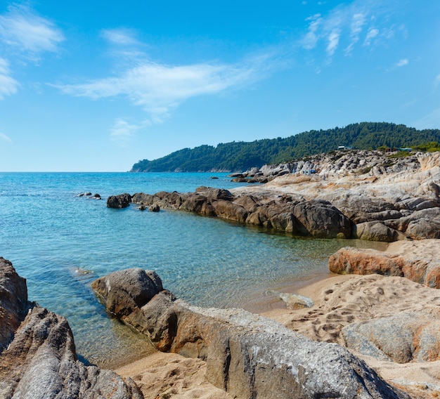 Costa rochosa de verão Sithonia Grécia