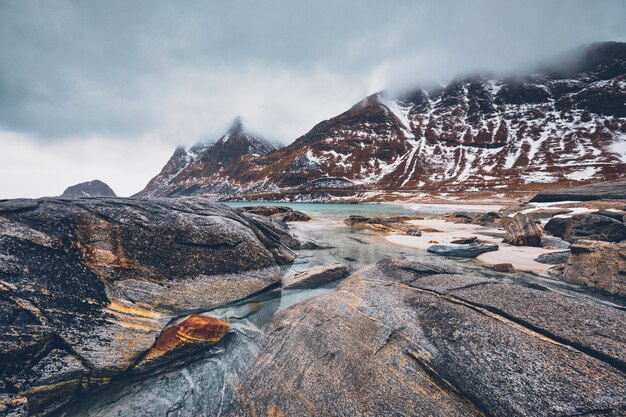 Costa rochosa do fiorde na Noruega