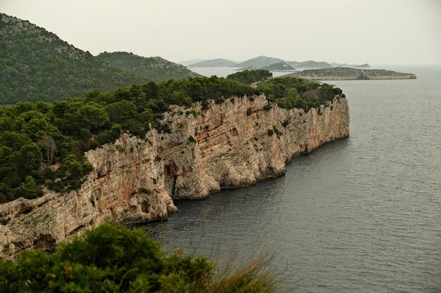 Costa rochosa do Mar Adriático em Ulcinj, Montenegro Costa rochosa da Mar Adriática em Montenegro