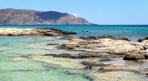 Costa rochosa do mar Mar turquesa Linda paisagem marítima Cartão postal