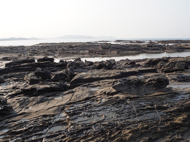 Costa rochosa do mar no estado indiano de Goa