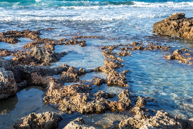 Costa rochosa do mar turquesa Belas paisagens e relaxamento