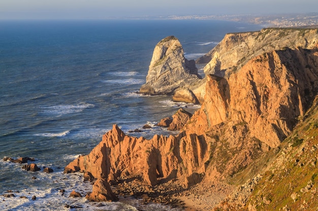 Costa rochosa do Oceano Atlântico ao pôr do sol em Portugal perto do Cabo Roca