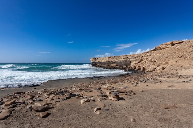 Costa rochosa do Oceano Atlântico na ilha de Fuerteventura