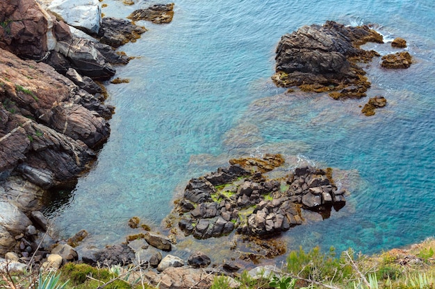 Costa rochosa do verão vista de cima, Costa Brava, Espanha.