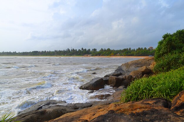 Costa rochosa. grandes ondas do oceano índico. sri lanka