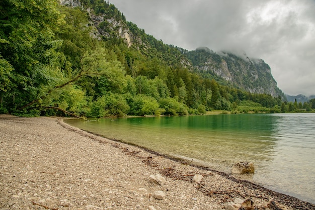 costa rochosa no lago da montanha na áustria