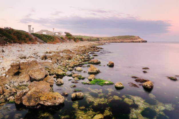 Costa rocosa abandonada cerca del mar, quersonesas