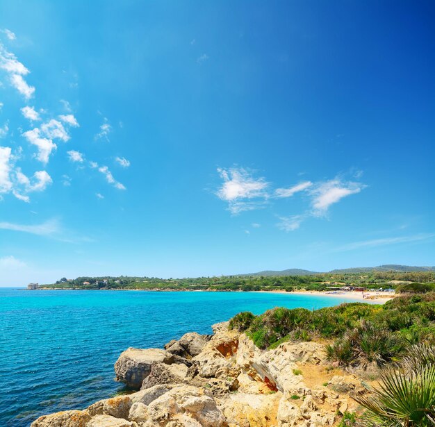 Costa rocosa en Alghero bajo un cielo nublado Italia