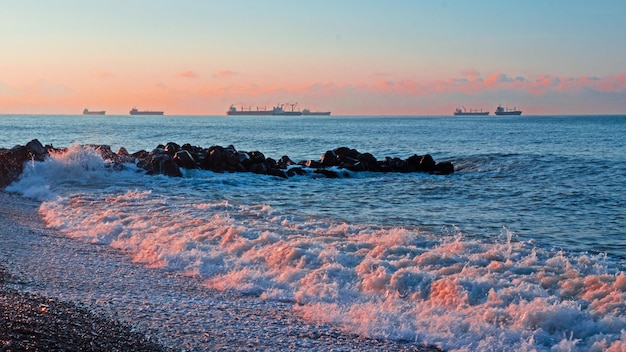 Costa rocosa en la bahía de Tuapse, mar Negro