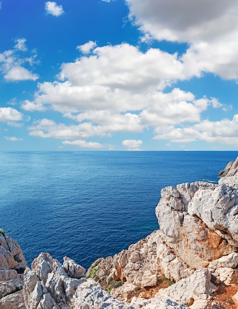 Costa rocosa de Capo Caccia en un día nublado