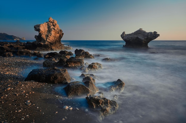 Costa rocosa cerca de la aldea de Agios Gordios, Corfú, Grecia