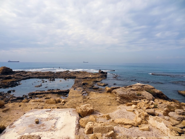 Costa rocosa cerca del antiguo parque nacional de Cesarea en la costa mediterránea Israel
