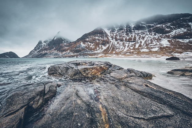 Costa rocosa del fiordo en Noruega