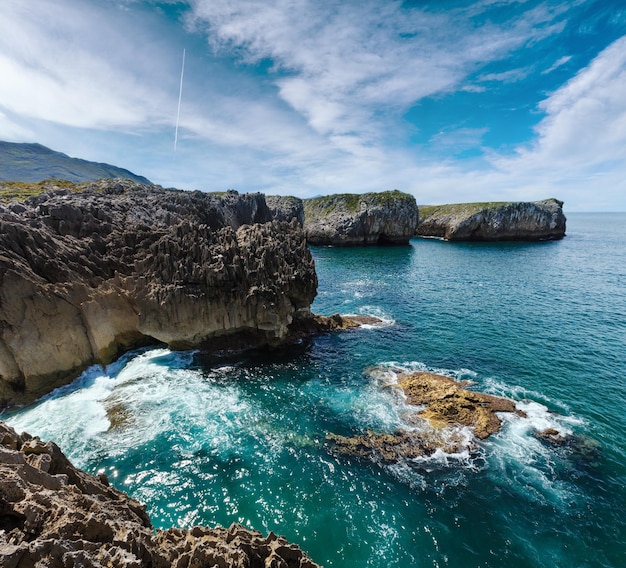 Costa rocosa del Golfo de Vizcaya España