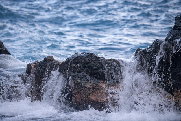 Costa rocosa Hermosas aguas turquesas del mar Olas del océano contra las rocas costeras Vista del paisaje en el océano Maravilloso paisaje marino de verano