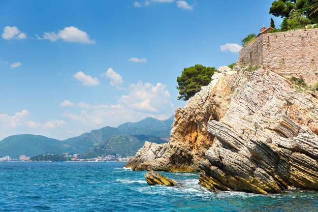 Costa rocosa en un hermoso día de verano