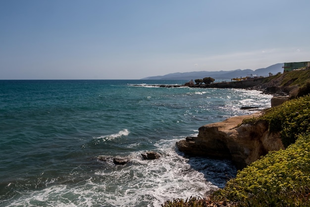 la costa rocosa de la isla de Creta en Grecia y el paisaje marítimo del mar Mediterráneo