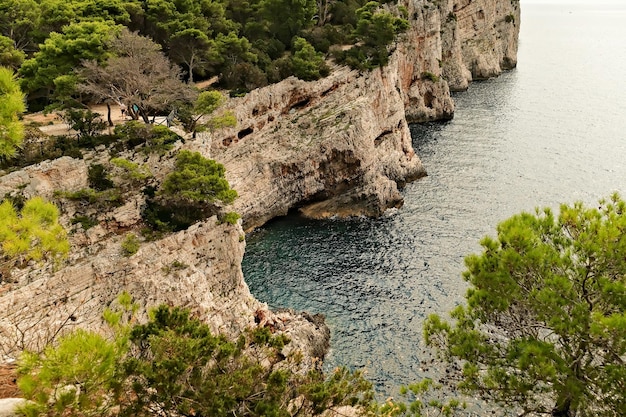 Costa rocosa de la isla de Mallorca, España