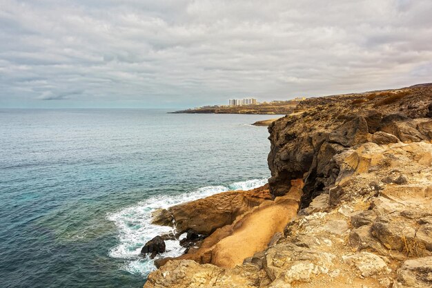 La costa rocosa de la isla Tenerife en Costa Adeje España