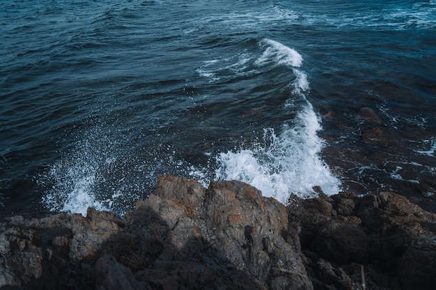 Costa rocosa junto al mar