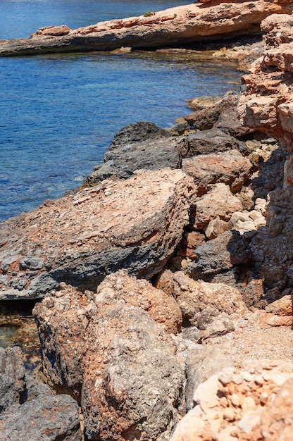 Costa rocosa kárstica de la isla y aguas tranquilas y claras en la bahía de Ibiza Islas Baleares España