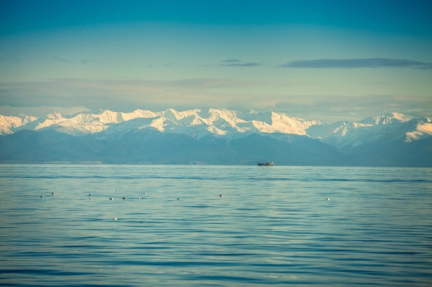 Costa rocosa del lago Baikal