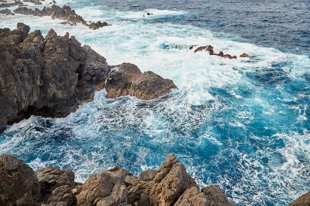 Costa rocosa de Madeira, Portugal