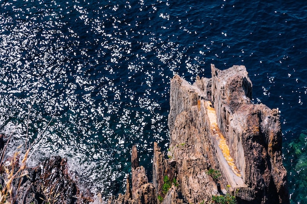 Costa rocosa y mar azul Naturaleza pintoresca en un día soleado