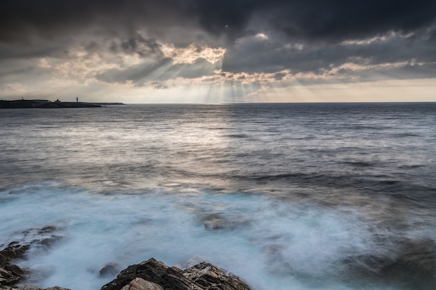 Foto la costa rocosa del mar cantábrico con sus nubes