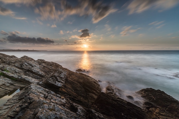 La costa rocosa del mar Cantábrico con sus nubes