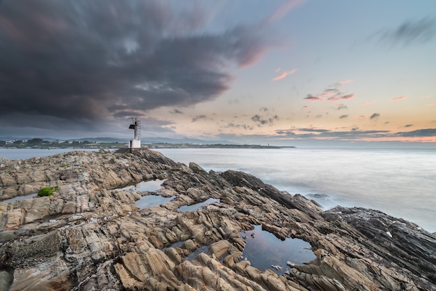 La costa rocosa del mar Cantábrico con sus nubes