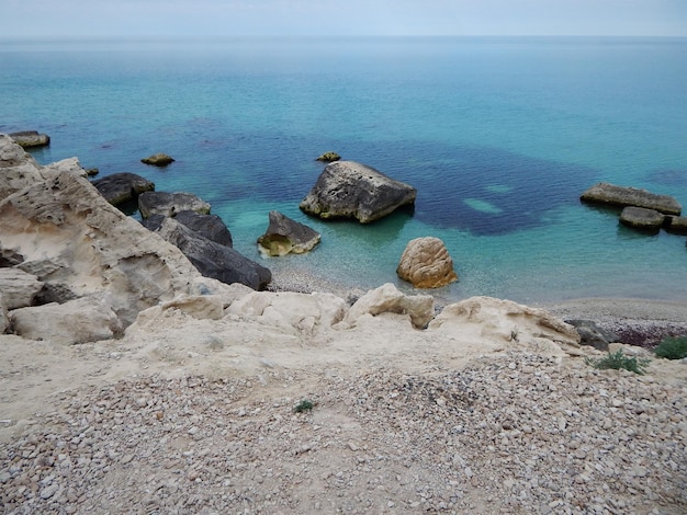 Costa rocosa del mar Caspio 16 de julio de 2019 año Región de Kazajstán Mangistau