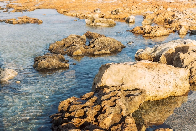 Costa rocosa en el mar Hermoso paisaje en un día soleado