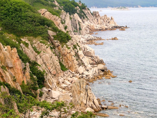 La costa rocosa del mar japonés en Vrangel. Lejano Oriente. Nakhodka, Rusia.