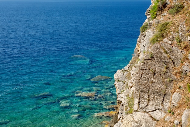 Costa rocosa del mar Mediterráneo con agua turquesa