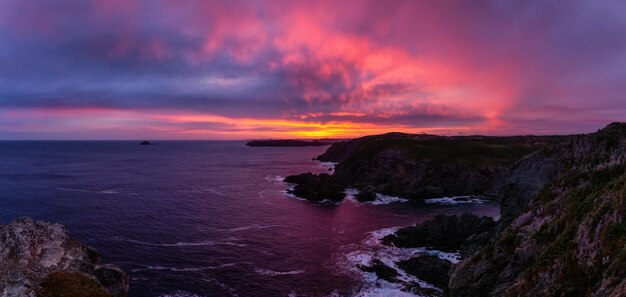 Costa rocosa del océano Atlántico durante un amanecer vibrante Fondo de naturaleza