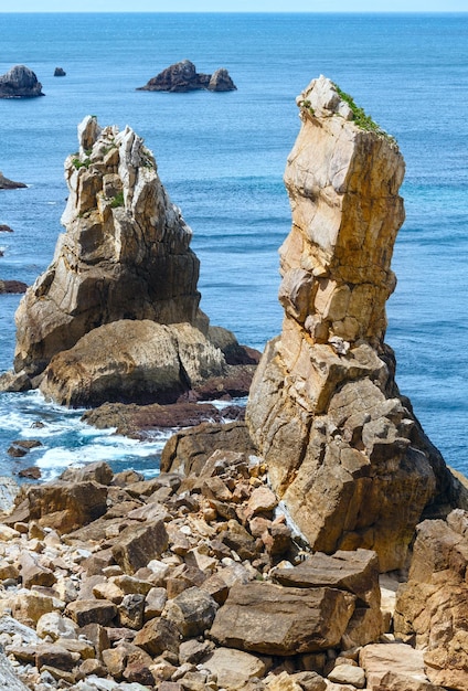 Costa rocosa del océano Atlántico cerca de la playa de Portio Pielagos Cantabria España
