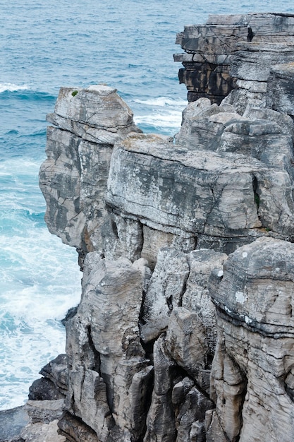 Costa rocosa del Océano Atlántico de verano (Peniche, Portugal).