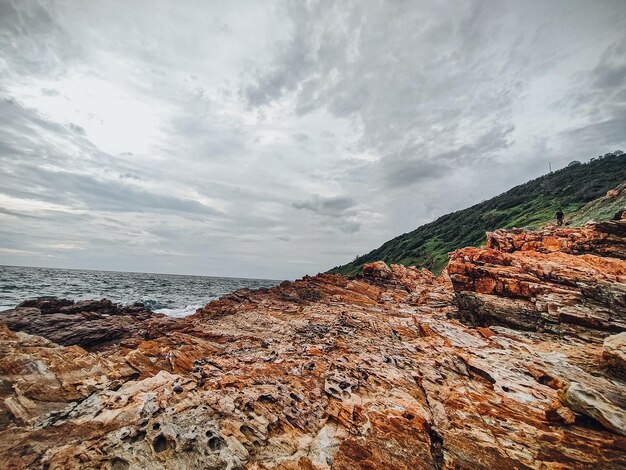 Costa rocosa con olas del océano salpicando en la orilla